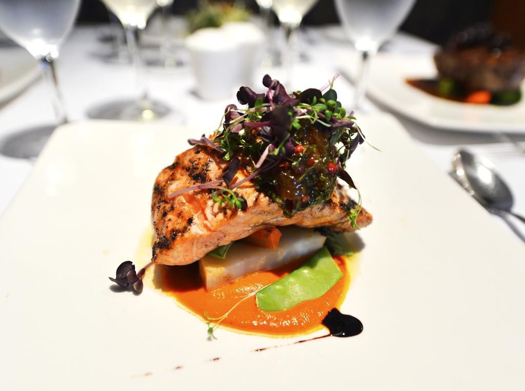 Fortina Spa Resort 슬리에마 외부 사진 Salmon prepared at the restaurant