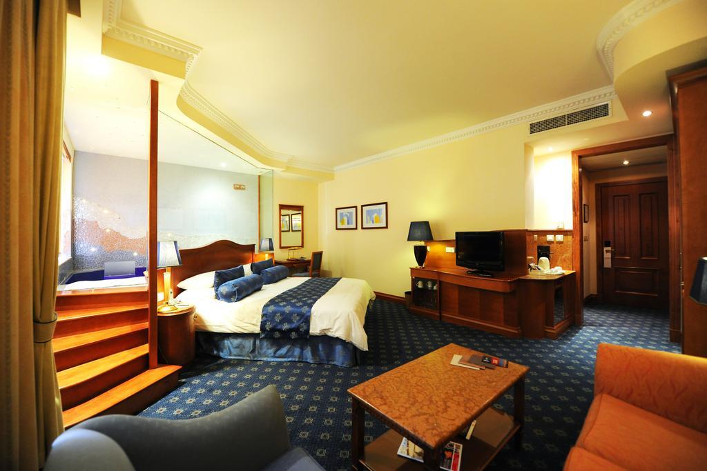 Fortina Spa Resort 슬리에마 외부 사진 A room at the hotel