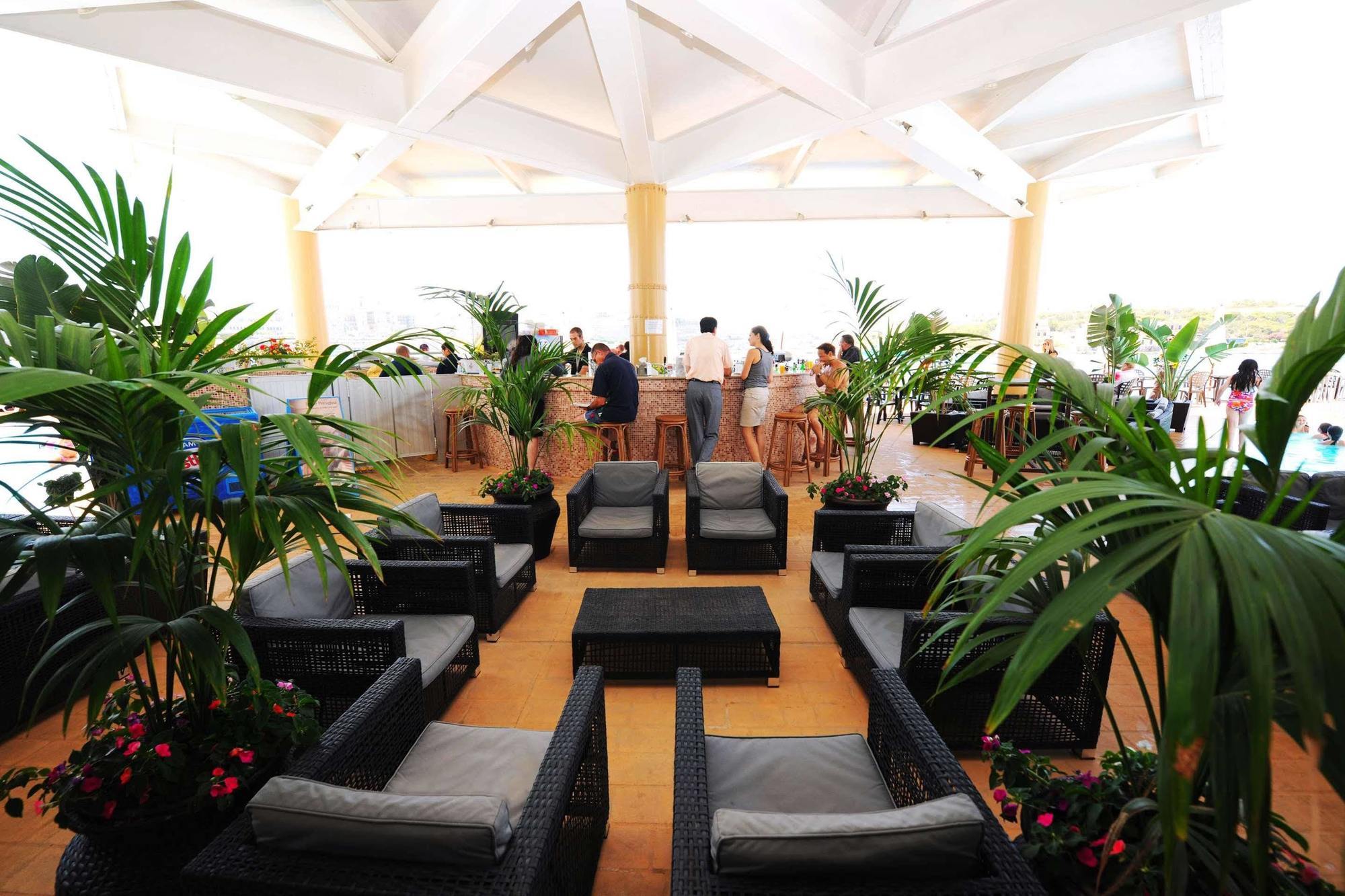 Fortina Spa Resort 슬리에마 내부 사진 The interior of the lounge